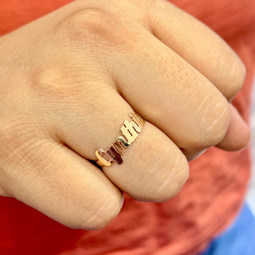Anillo con Nombre Cursiva De Oro 10KT/Women's Custom Name Ring in 10KT