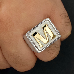 Anillo de Hombre Grande de Plata con Inicial de Oro/Men's Sterling Silver Ring with Gold Initial