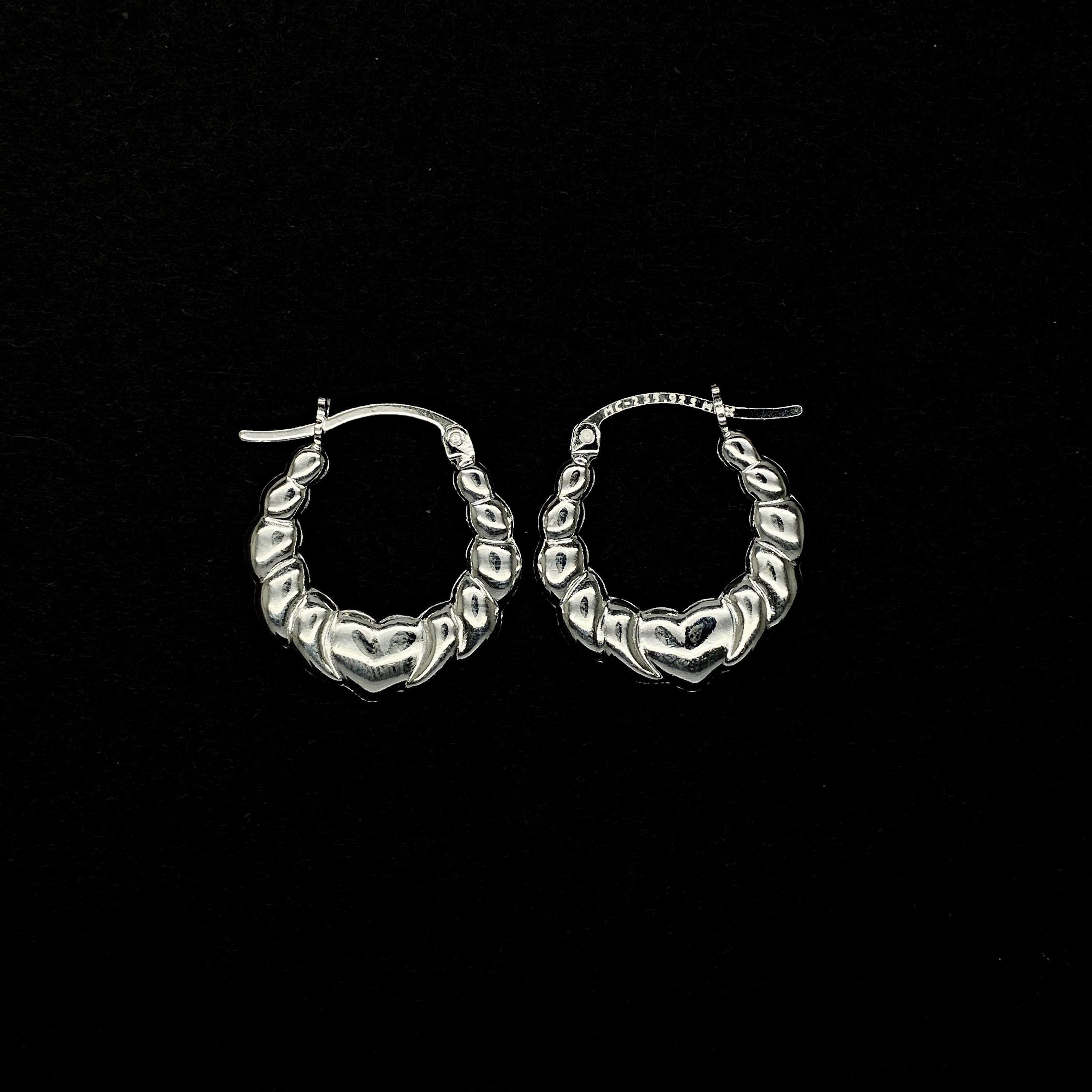 Arracadas con Corazones de Plata 925/Sterling Silver Heart Design Hoop Earrings