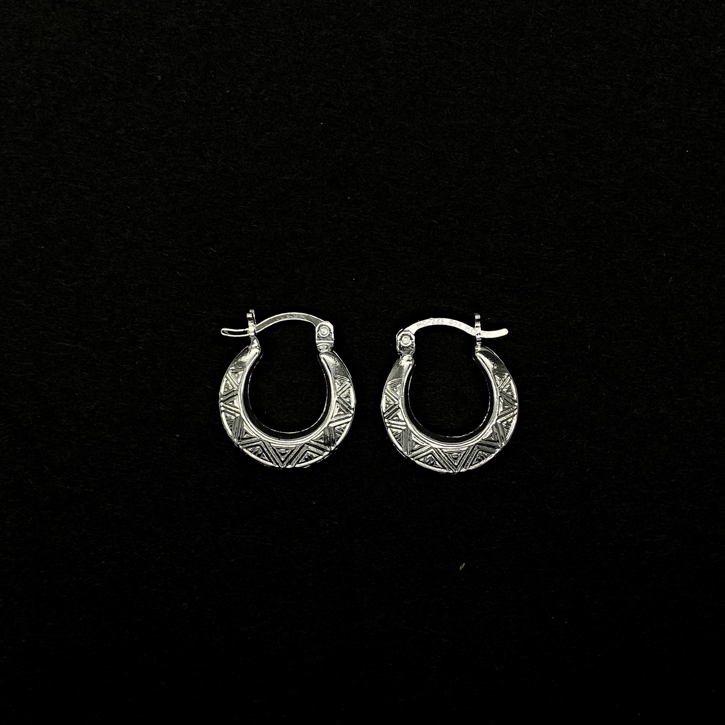 Arracadas con Diseño de Plata 925/Sterling Silver Triangle Design Hoop Earrings
