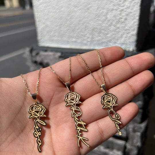 Personalized Name Necklace in Rose Flower Design in 10KT Gold/Cadena de Oro 10KT Personalizada con Nombre en Forma de Flor Rosa